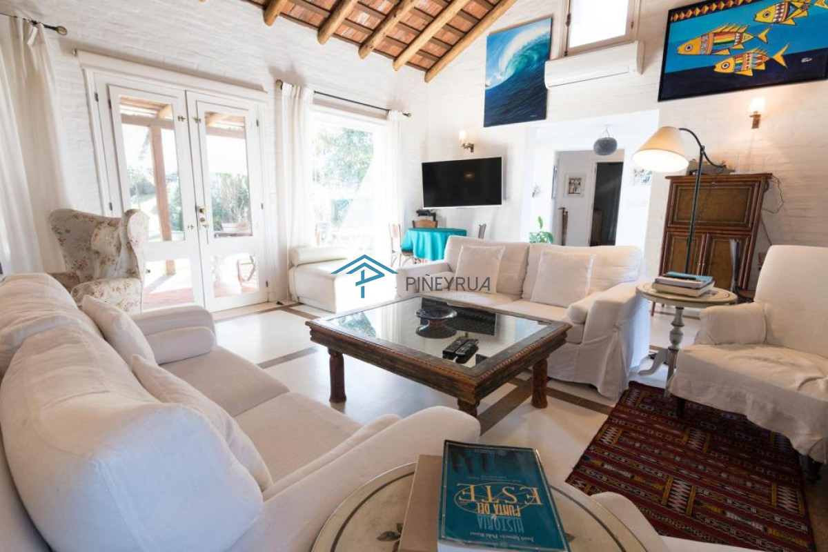 Casa ID.175 - EN VENTA CASA EN MONTOYA CON VISTA AL MAR Y PISCINA 4 DORMITORIOS