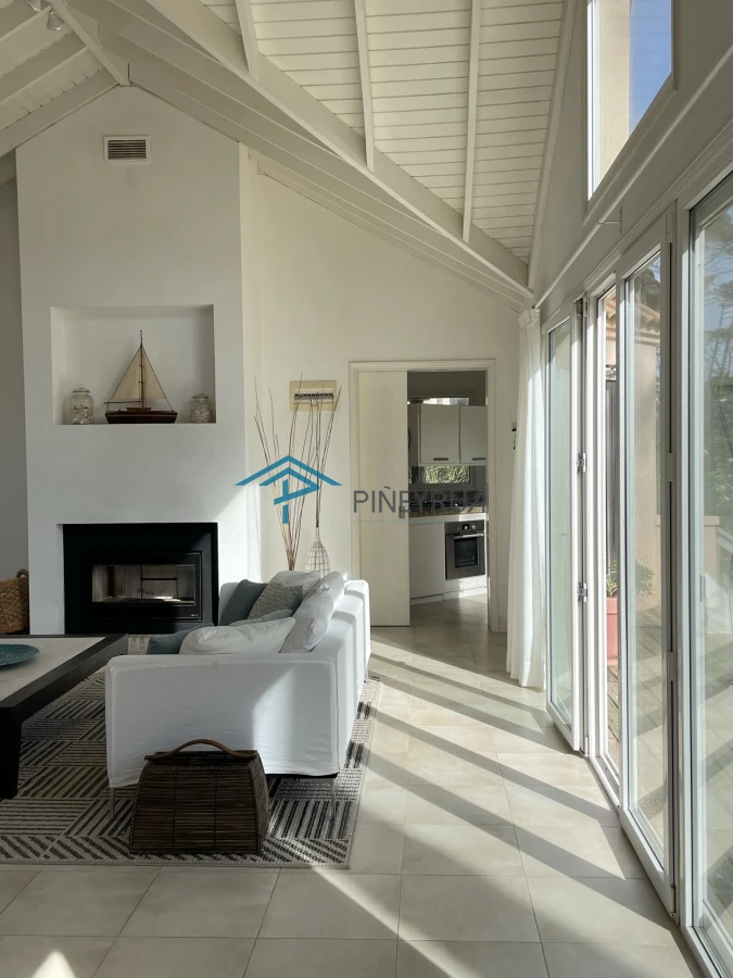 MODERNA PROPIEDAD EN VENTA EN EL CLUB LAGUNA BLANCA 5 DORMITORIOS