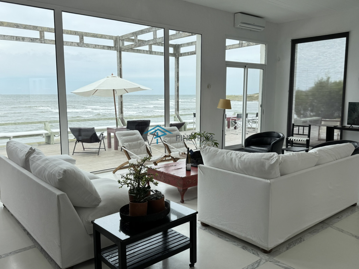 Impresionante casa frente al mar  Herminia La Barra