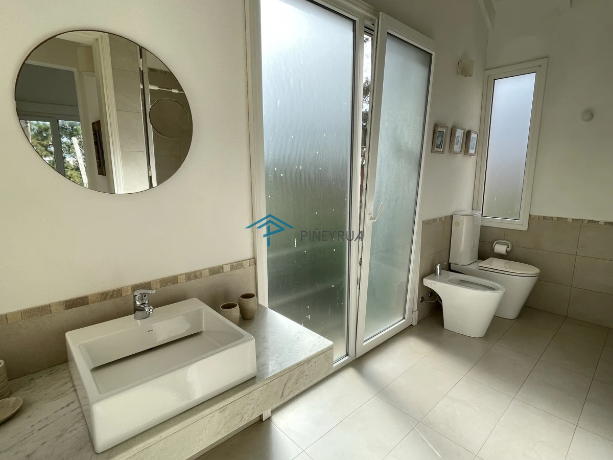 MODERNA PROPIEDAD EN VENTA EN EL CLUB LAGUNA BLANCA 5 DORMITORIOS