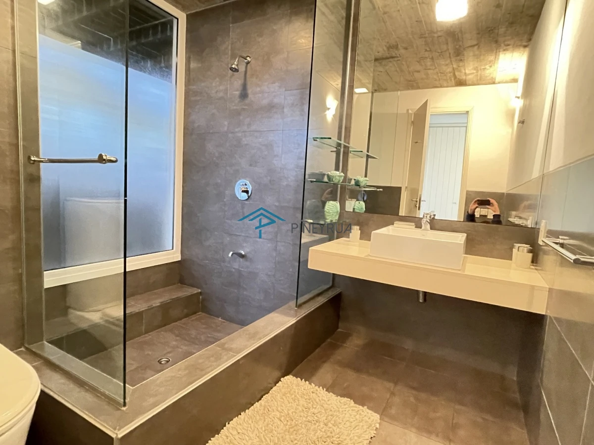 MODERNA PROPIEDAD EN VENTA EN EL CLUB LAGUNA BLANCA 5 DORMITORIOS