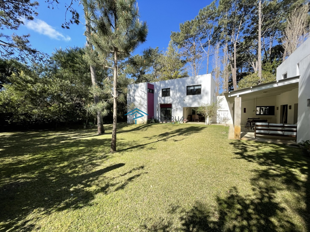 Casa ID.311 - CASA EN VENTA EN BARRIO CERRADO LAGUNA BLANCA 7 DOTMITORIOS