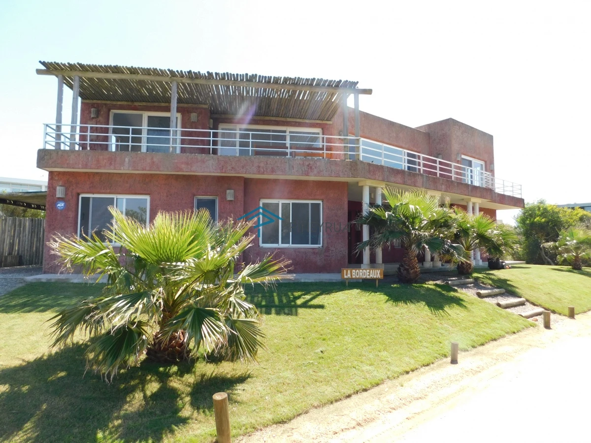 CASA EN ALQUILER TEMPORARIO EN PUNTA PIEDRAS 5 DORMITORIOS