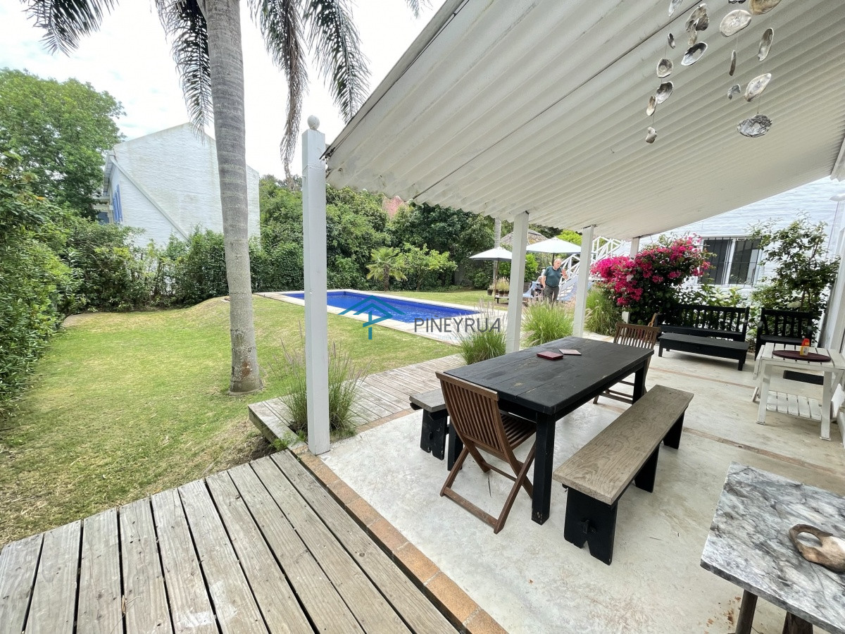 CASA EN VENTA EN ZONA TRANQUILA DE LA BARRA 3 DORMITORIOS Y PILETA