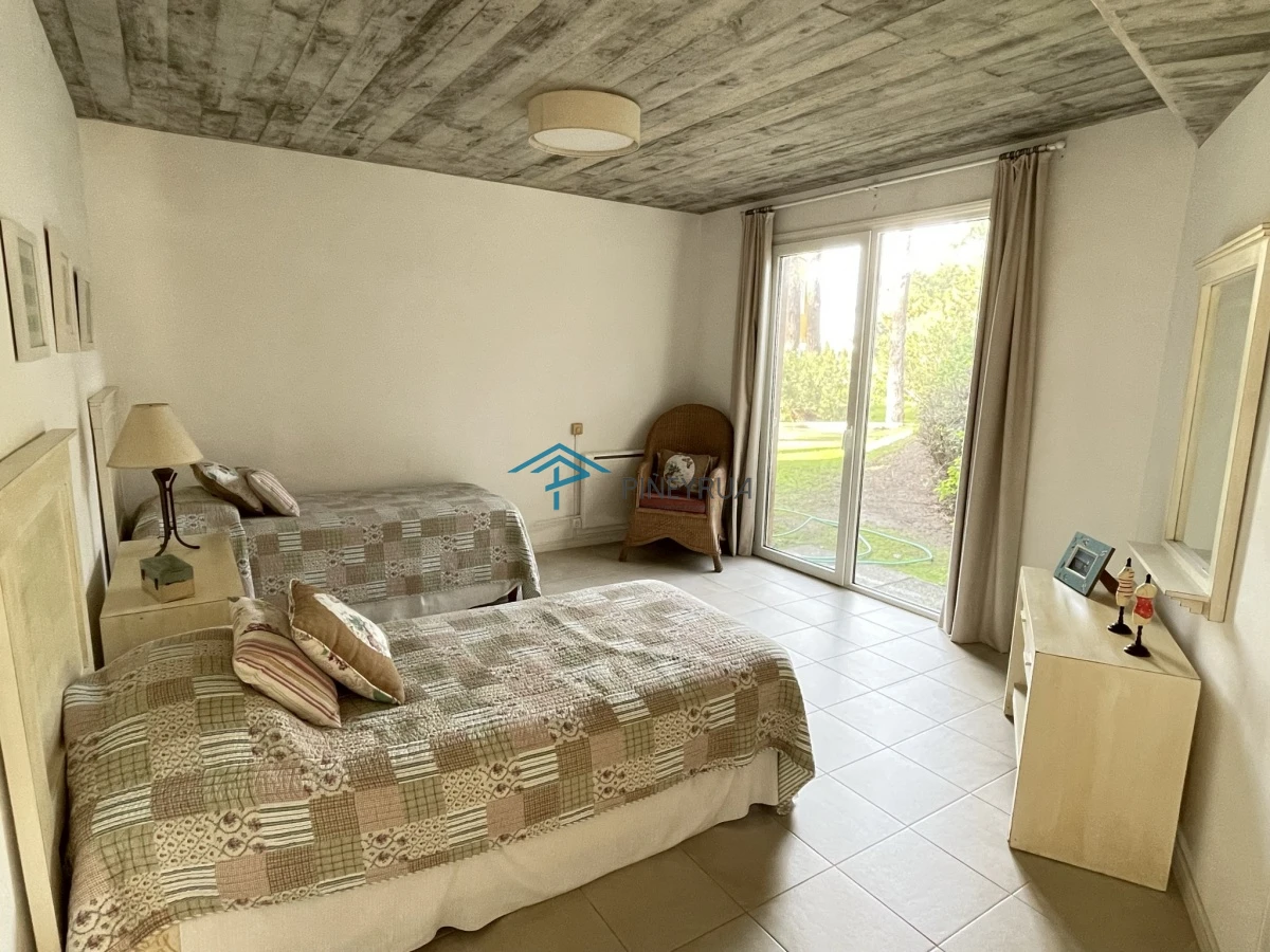 MODERNA PROPIEDAD EN VENTA EN EL CLUB LAGUNA BLANCA 5 DORMITORIOS