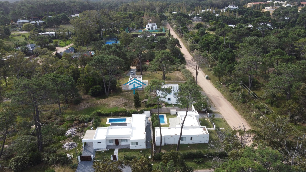 Casa a estrenar en La Barra, 3 dormitorios, piscina