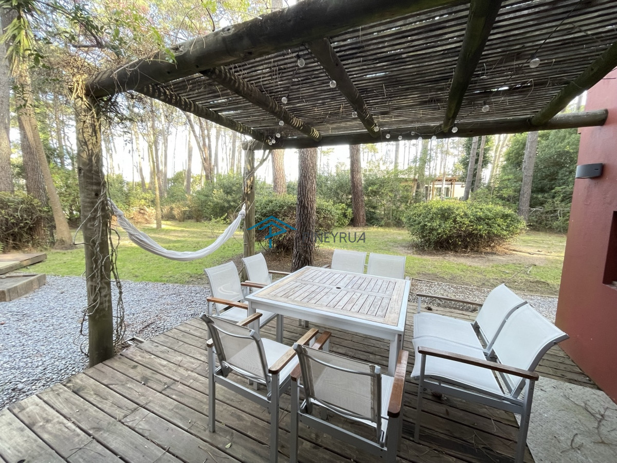 Casa ID.265 - MODERNA PROPIEDAD EN VENTA EN LAGUNA BLANCA 4 DORMITORIOS