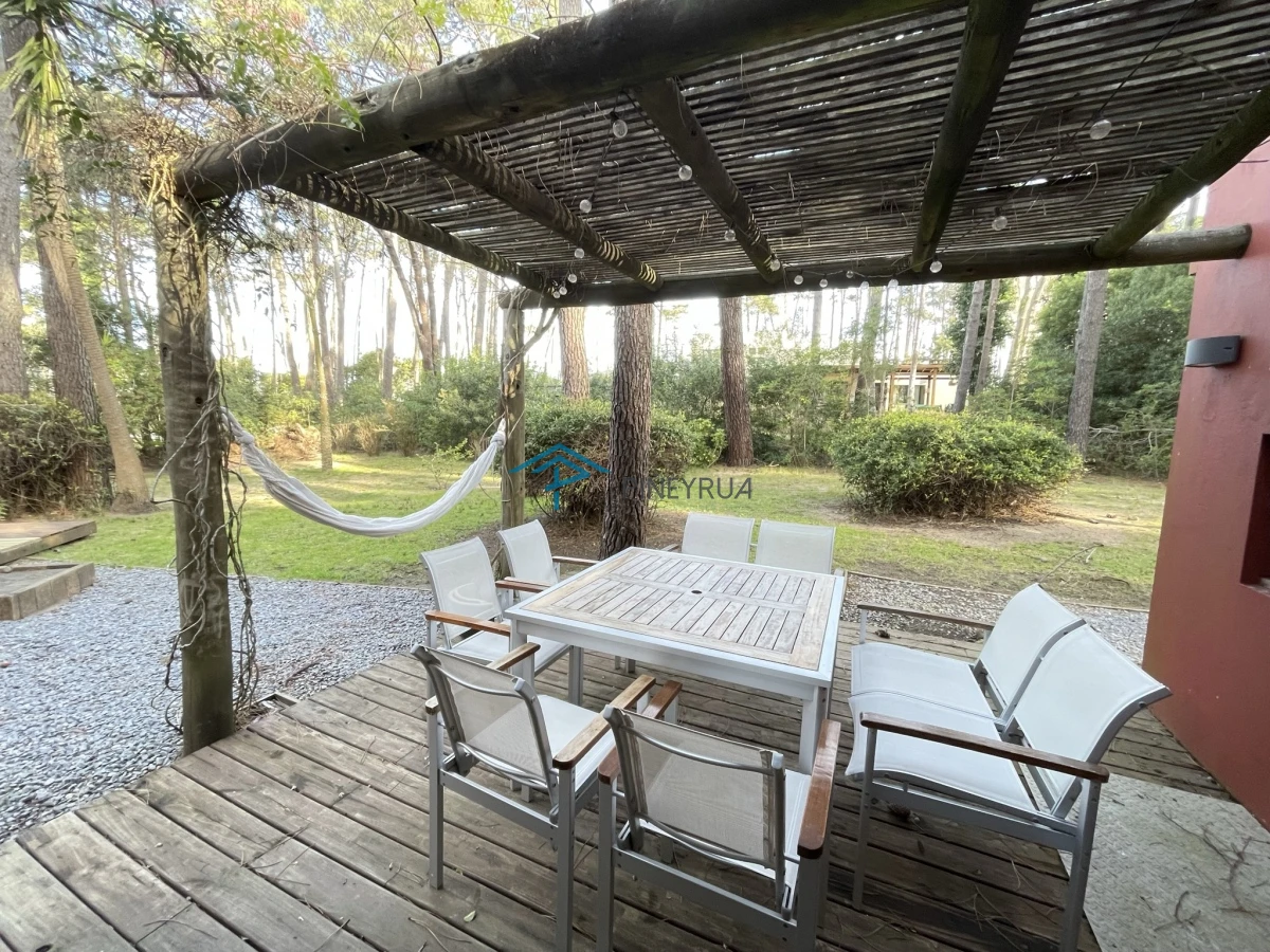 MODERNA PROPIEDAD EN VENTA EN LAGUNA BLANCA 4 DORMITORIOS