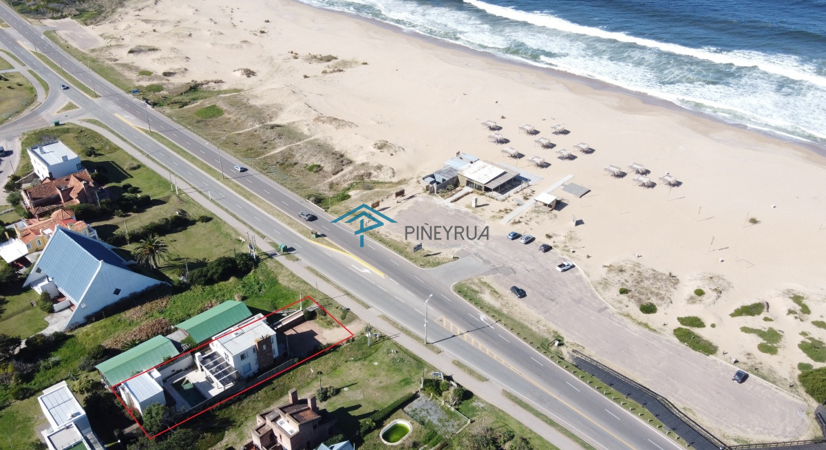 Casa ID.194 - EN VENTA COMODA CASA EN MONTOYA FRENTE AL MAR 5 DORMITORIOS