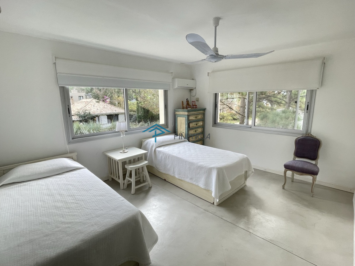 Casa ID.122 - EXCELENTE PROPIEDAD EN VENTA EN LAGUNA BLANCA 4 DORMITORIOS