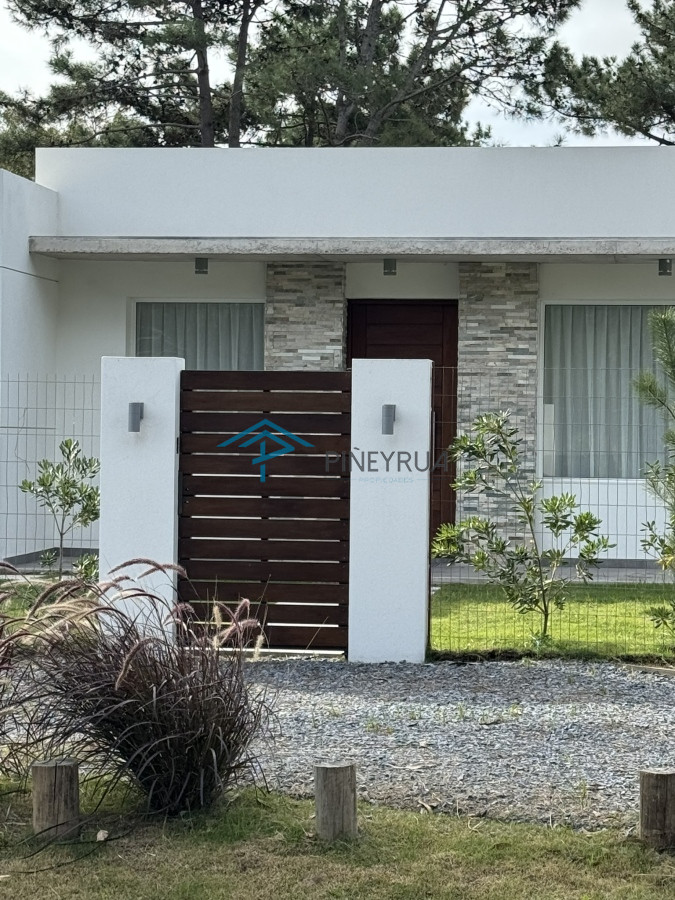 Casa a estrenar en La Barra, 3 dormitorios, piscina