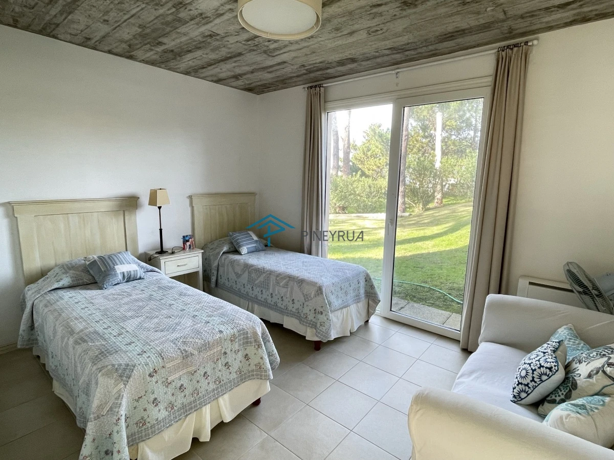 MODERNA PROPIEDAD EN VENTA EN EL CLUB LAGUNA BLANCA 5 DORMITORIOS