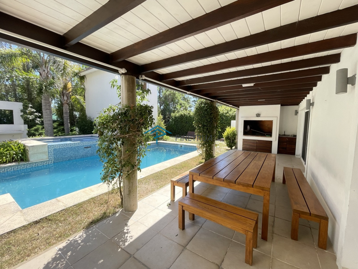 Casa ID.20 - ESPECTACULAR PROPIEDAD EN VENTA EN MONTOYA 5 DORMITORIOS
