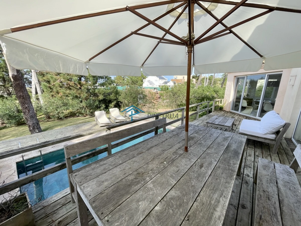 MODERNA PROPIEDAD EN VENTA EN EL CLUB LAGUNA BLANCA 5 DORMITORIOS