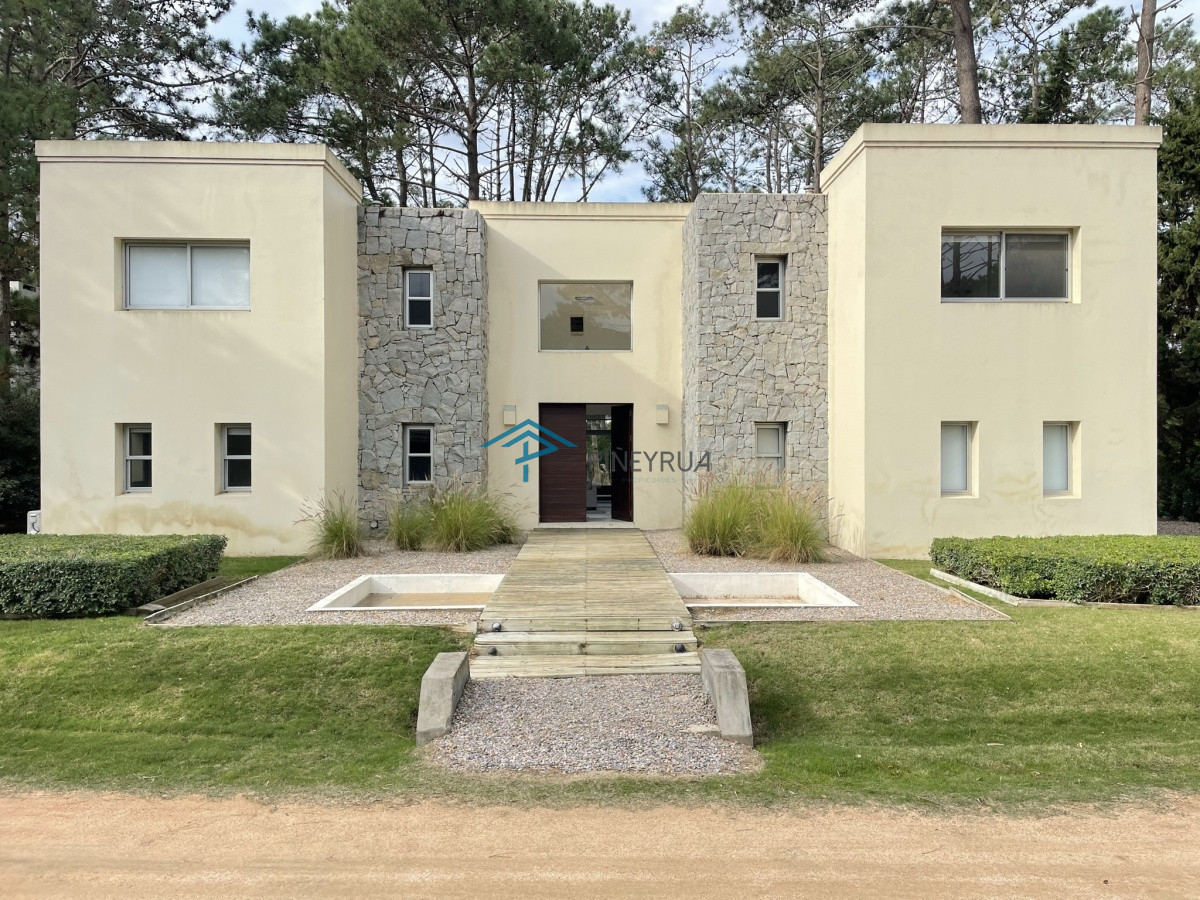 Casa ID.122 - EXCELENTE PROPIEDAD EN VENTA EN LAGUNA BLANCA 4 DORMITORIOS