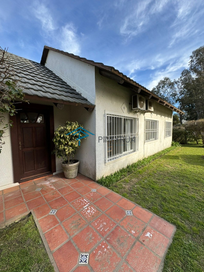 Casa en Alquiler cerca del Puente de la Barra, 3 dormitorios, ideal familias. Piscina climatizada