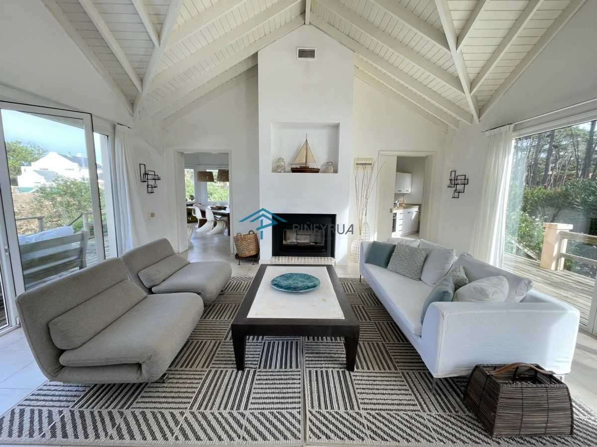 MODERNA PROPIEDAD EN VENTA EN EL CLUB LAGUNA BLANCA 5 DORMITORIOS