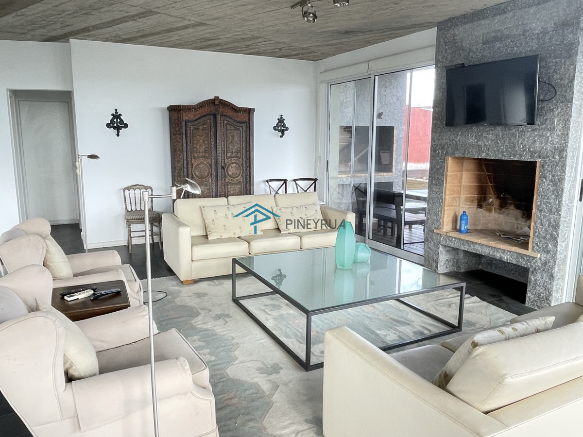 EN VENTA COMODA CASA EN EL CHORRO CON PISCINA 5 DORMITORIOS