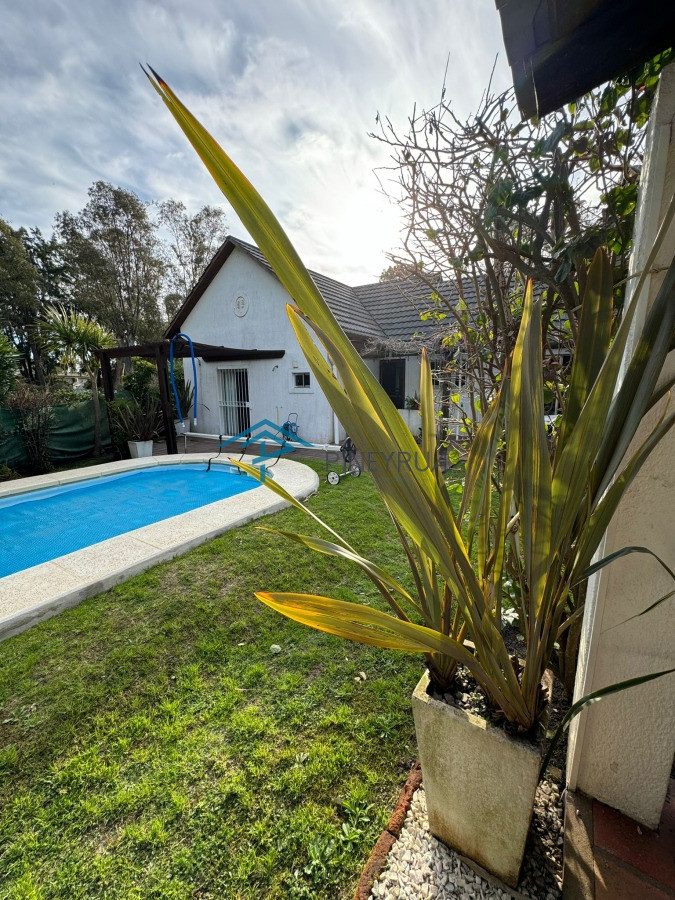 Casa en Alquiler cerca del Puente de la Barra, 3 dormitorios, ideal familias. Piscina climatizada