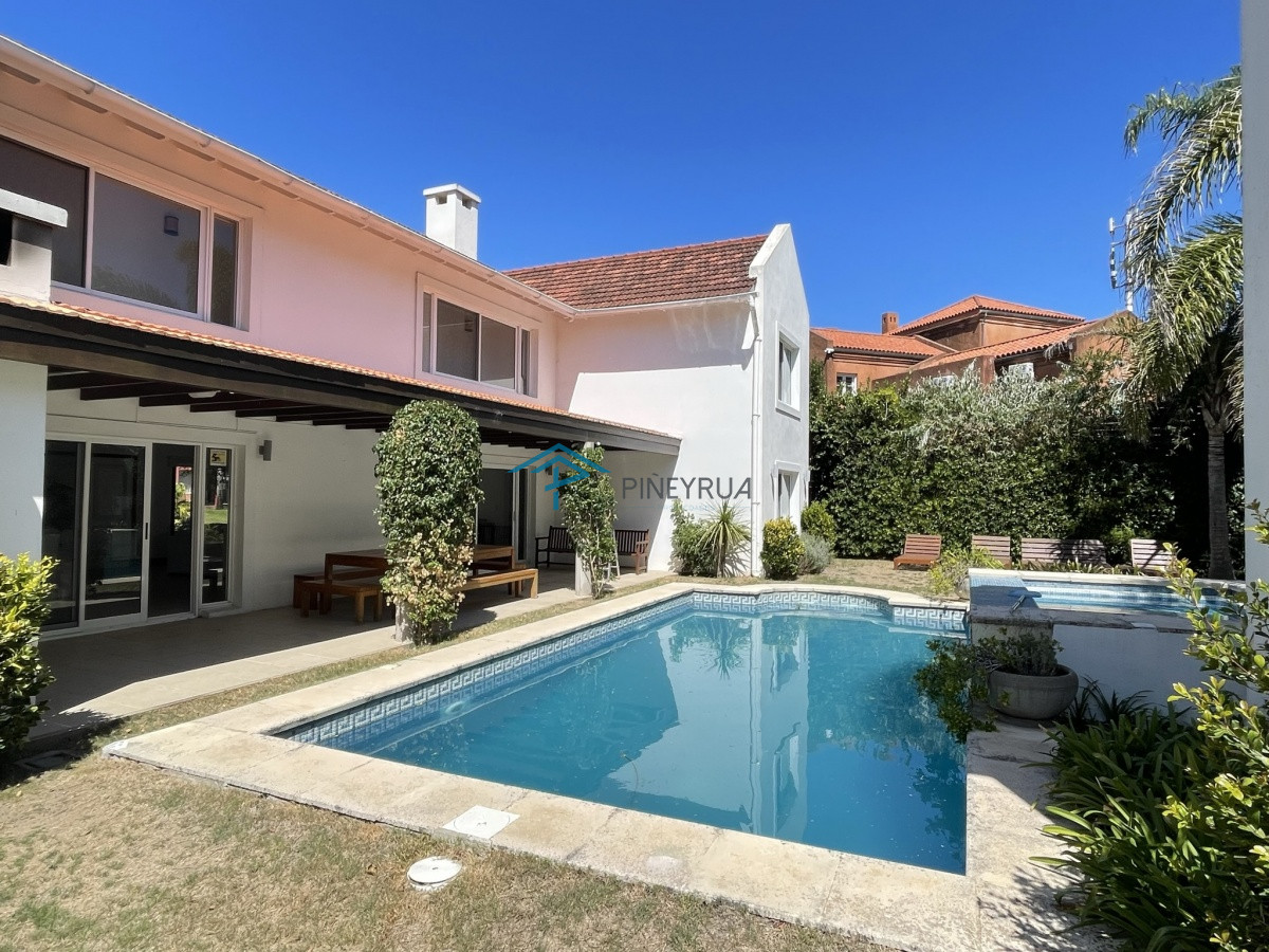 Casa ID.20 - ESPECTACULAR PROPIEDAD EN VENTA EN MONTOYA 5 DORMITORIOS