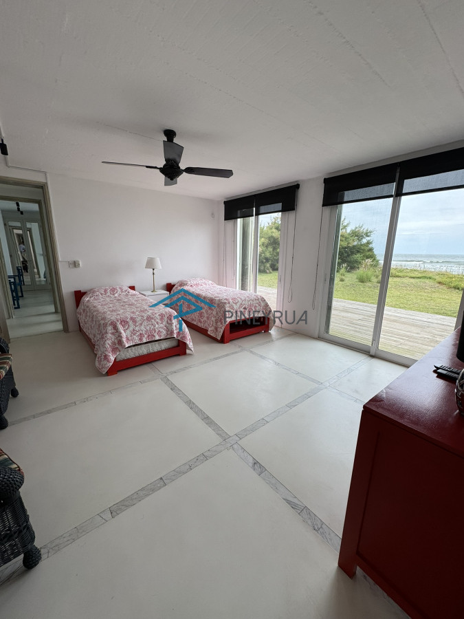 Impresionante casa frente al mar  Herminia La Barra