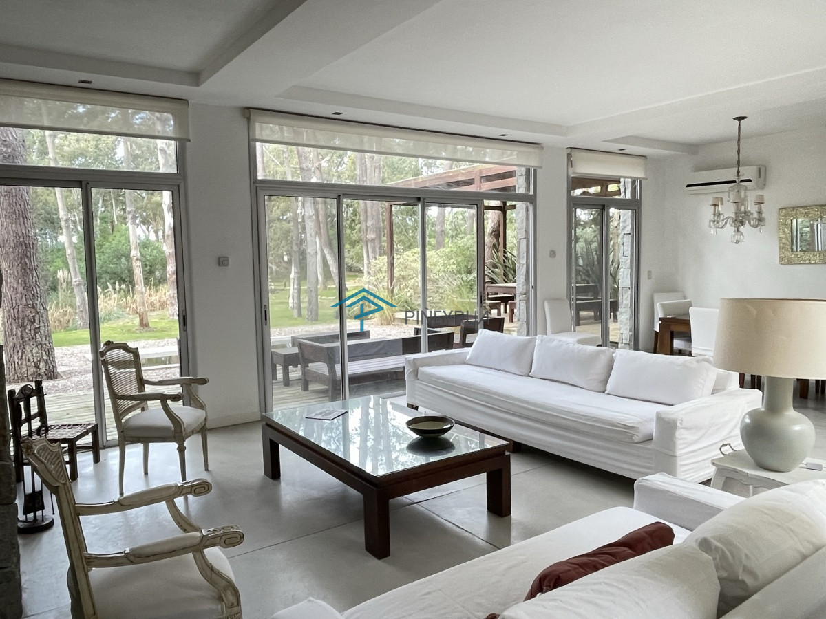 Casa ID.122 - EXCELENTE PROPIEDAD EN VENTA EN LAGUNA BLANCA 4 DORMITORIOS