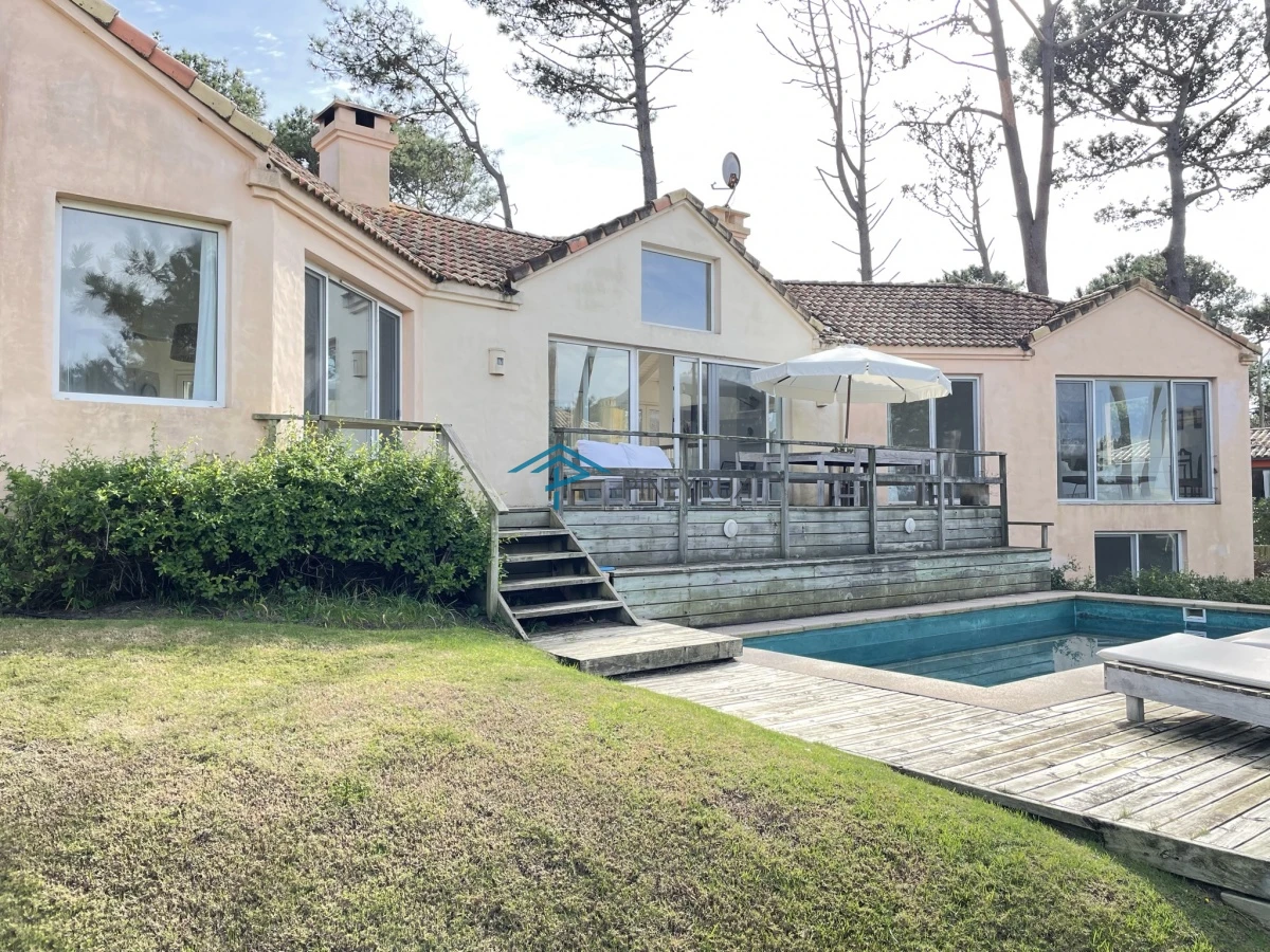 MODERNA PROPIEDAD EN VENTA EN EL CLUB LAGUNA BLANCA 5 DORMITORIOS