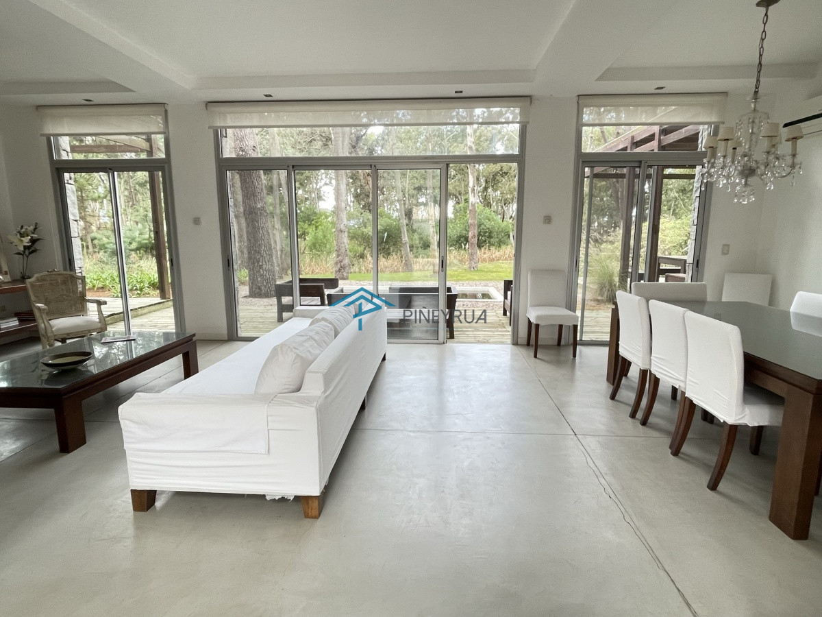 Casa ID.122 - EXCELENTE PROPIEDAD EN VENTA EN LAGUNA BLANCA 4 DORMITORIOS