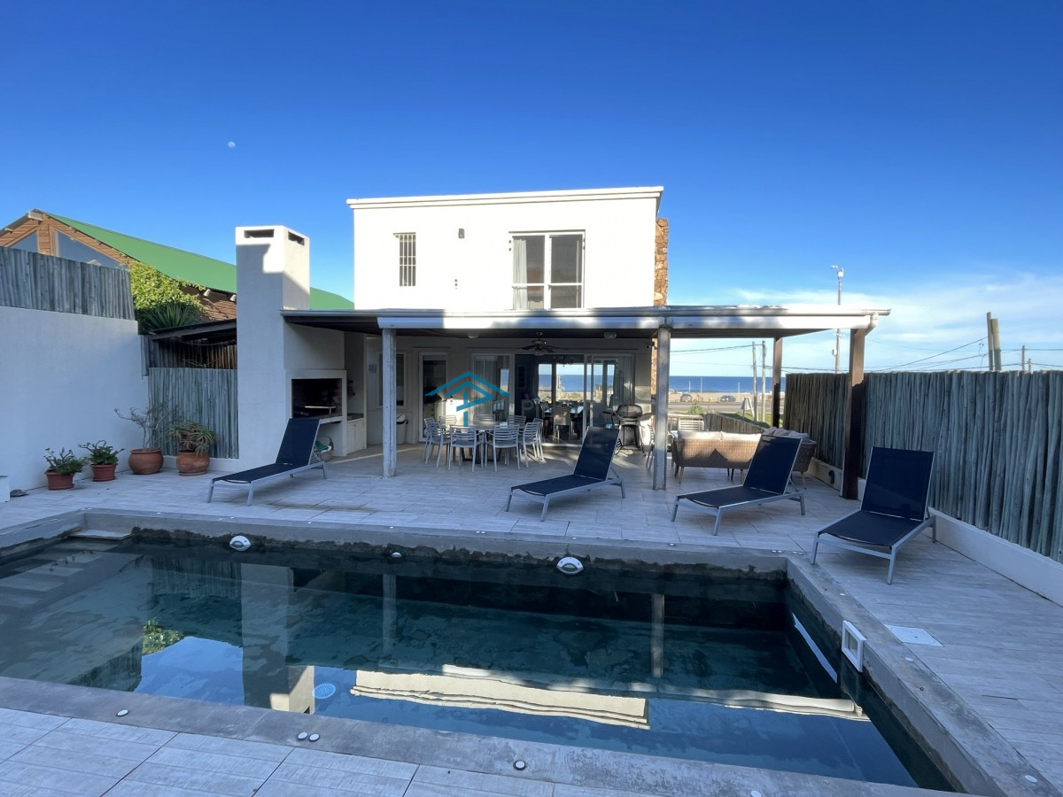 Casa ID.194 - EN VENTA COMODA CASA EN MONTOYA FRENTE AL MAR 5 DORMITORIOS