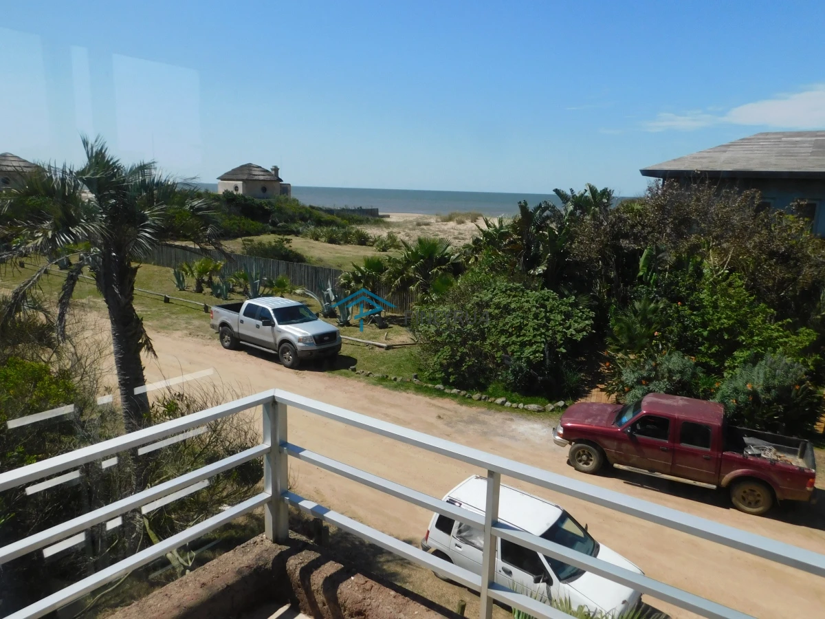 CASA EN ALQUILER TEMPORARIO EN PUNTA PIEDRAS 5 DORMITORIOS