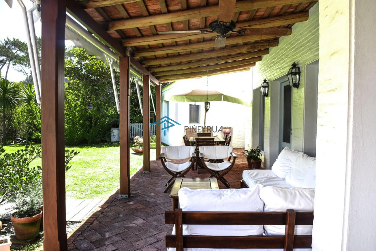 Casa ID.175 - EN VENTA CASA EN MONTOYA CON VISTA AL MAR Y PISCINA 4 DORMITORIOS
