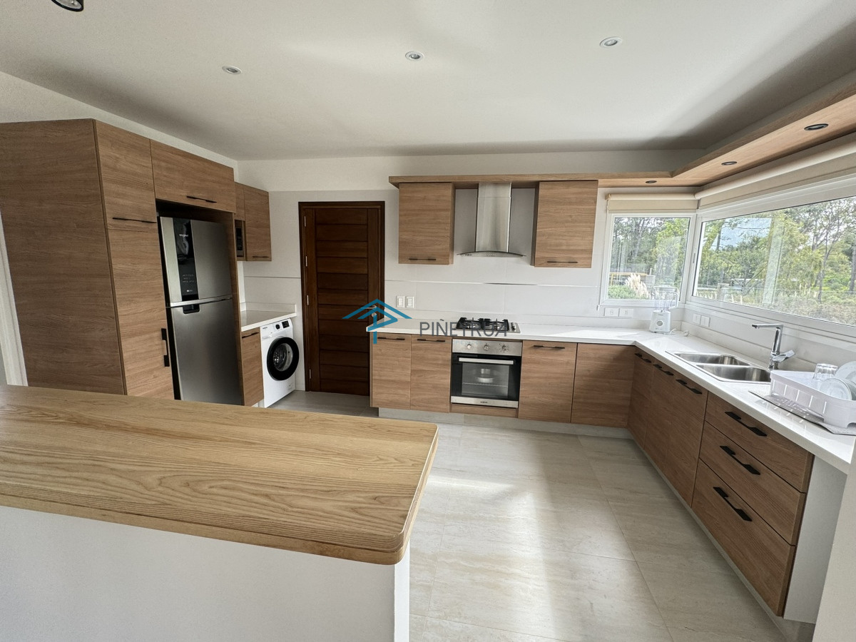 Casa a estrenar en La Barra, 3 dormitorios, piscina