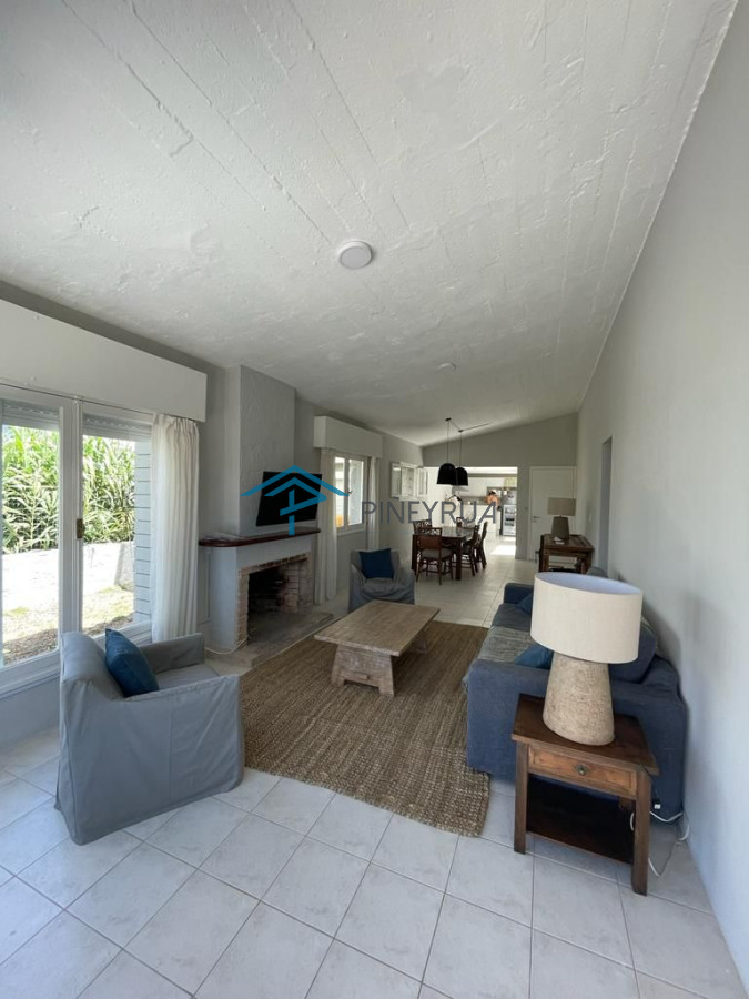 CASA EN VENTA EN MUY BUENA UBICACION EN LA BARRA A PASOS DE LA PLAYA
