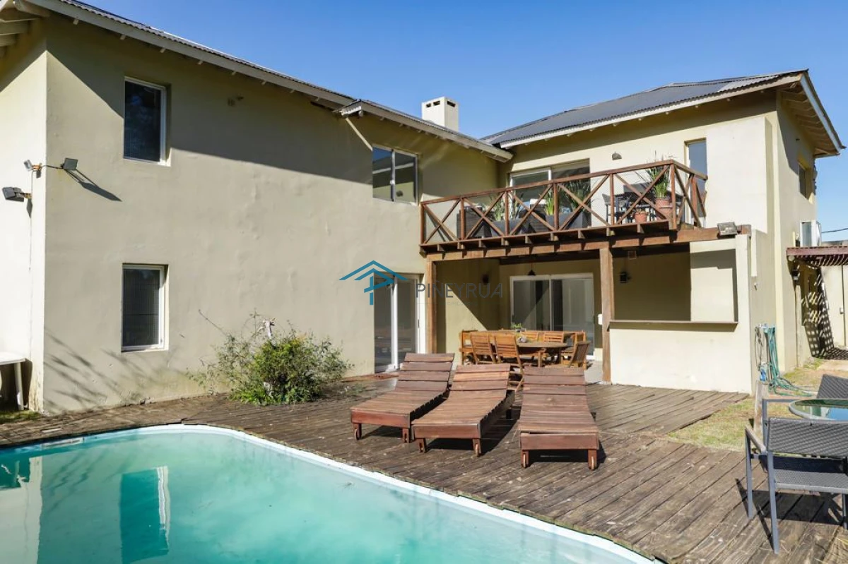 Casa ID.174 - EN VENTA COMODA CASA DE 6 DORMITORIOS CERCA DE PLAYA MONTOYA
