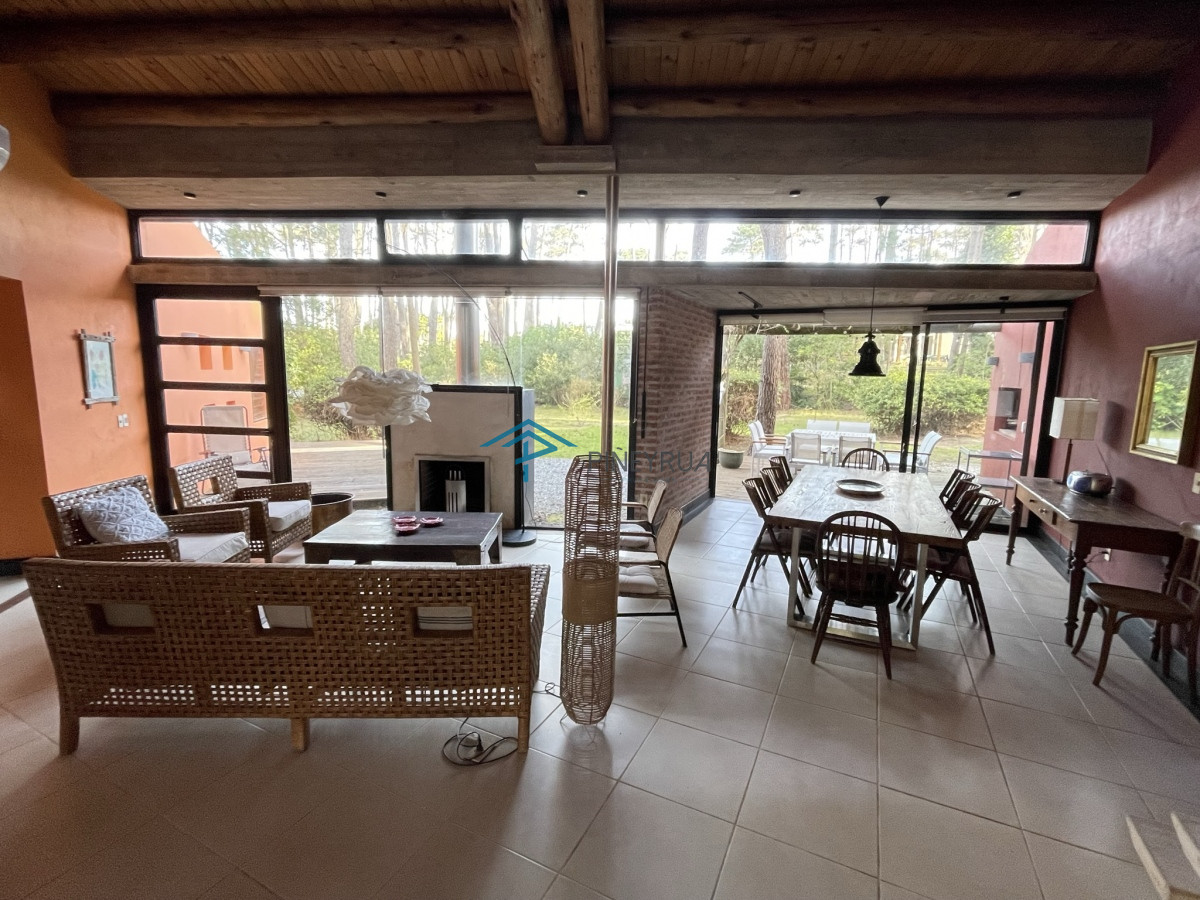 Casa ID.265 - MODERNA PROPIEDAD EN VENTA EN LAGUNA BLANCA 4 DORMITORIOS