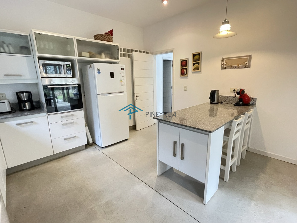 Casa ID.122 - EXCELENTE PROPIEDAD EN VENTA EN LAGUNA BLANCA 4 DORMITORIOS