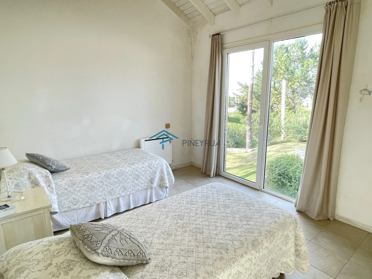 MODERNA PROPIEDAD EN VENTA EN EL CLUB LAGUNA BLANCA 5 DORMITORIOS