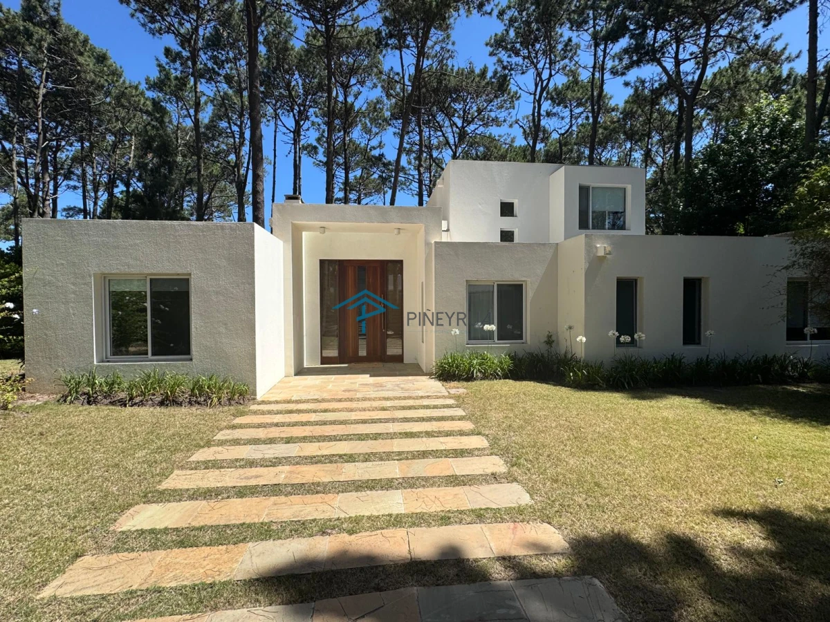 Casa ID.138 - EXCELENTE PROPIEDAD EN ALQUILER EN LAGUNA BLANCA 4 DORMITORIOS