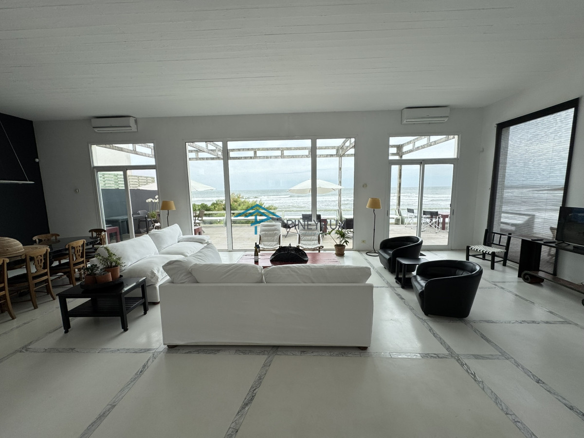 Impresionante casa frente al mar  Herminia La Barra