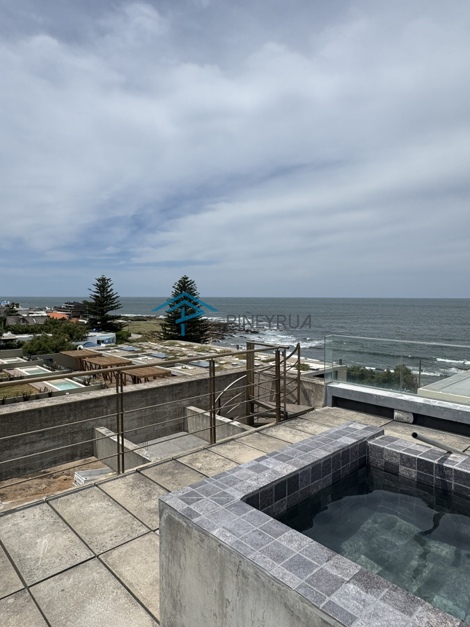 CASA EN VENTA EN LA BARRA A POCOS METROS DE LA PLAYA 5 DORMITORIOS