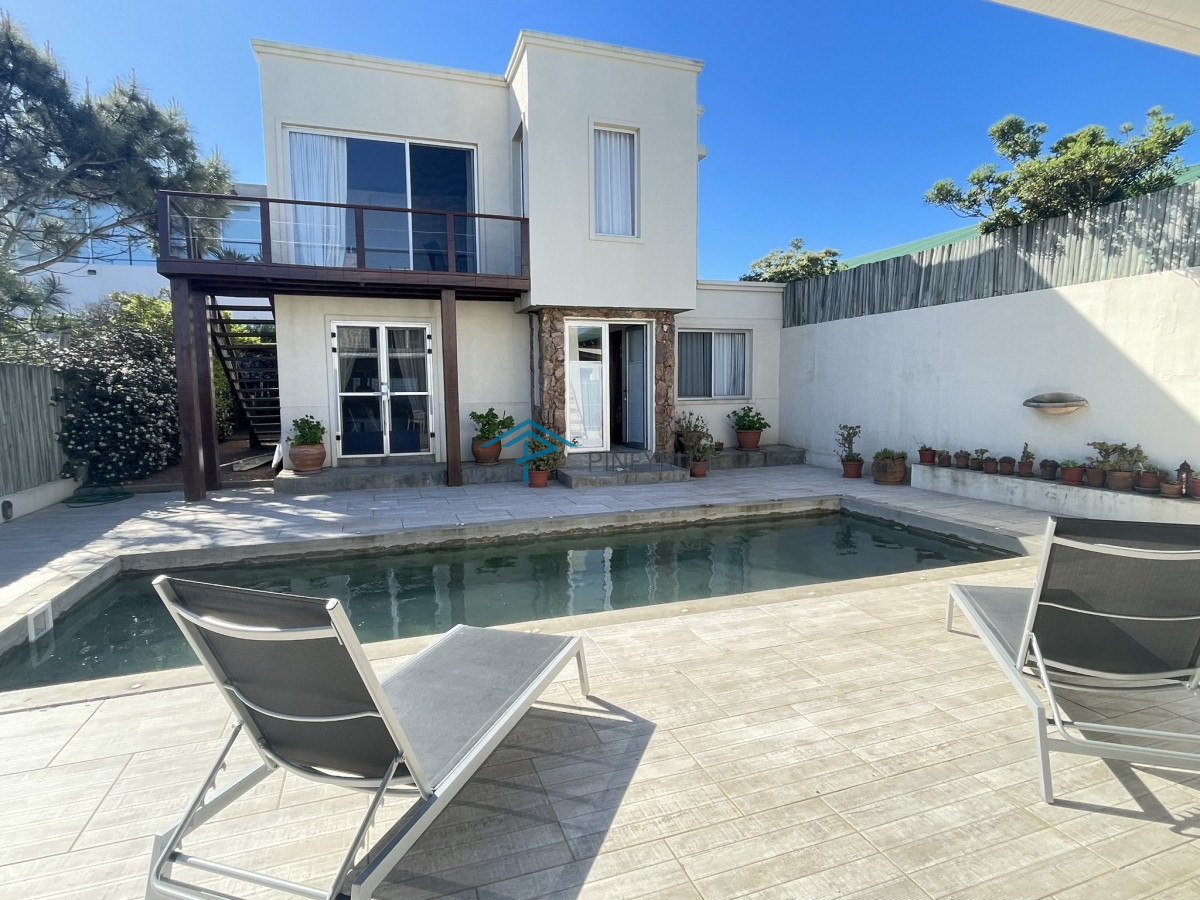 Casa ID.194 - EN VENTA COMODA CASA EN MONTOYA FRENTE AL MAR 5 DORMITORIOS