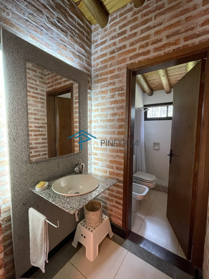 Casa ID.265 - MODERNA PROPIEDAD EN VENTA EN LAGUNA BLANCA 4 DORMITORIOS