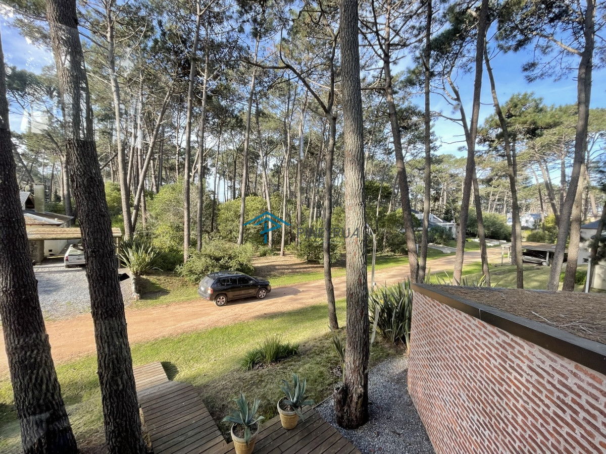 Casa ID.265 - MODERNA PROPIEDAD EN VENTA EN LAGUNA BLANCA 4 DORMITORIOS
