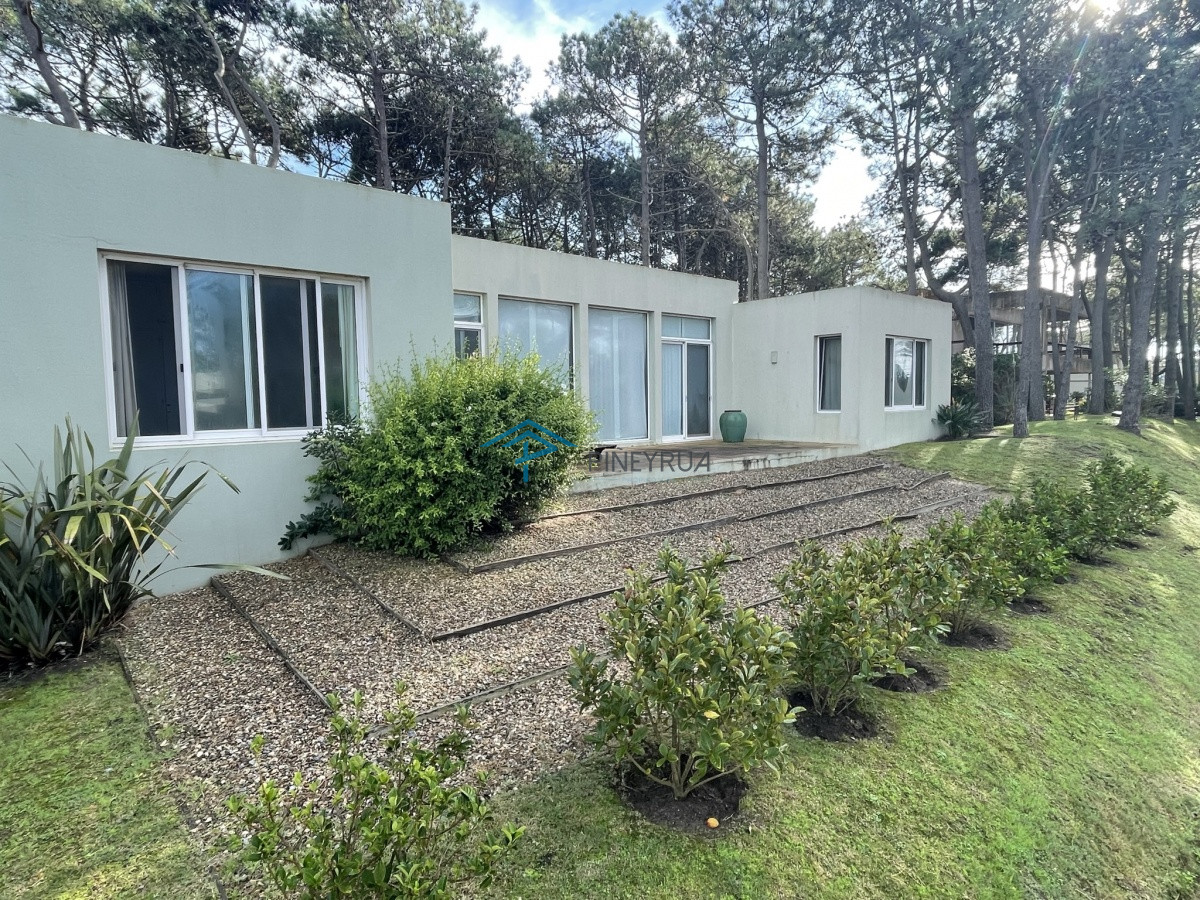 Casa ID.127 - CASA EN VENTA EN EL CLUB LAGUNA BLANCA 3 DORMITORIOS Y SERVICIO