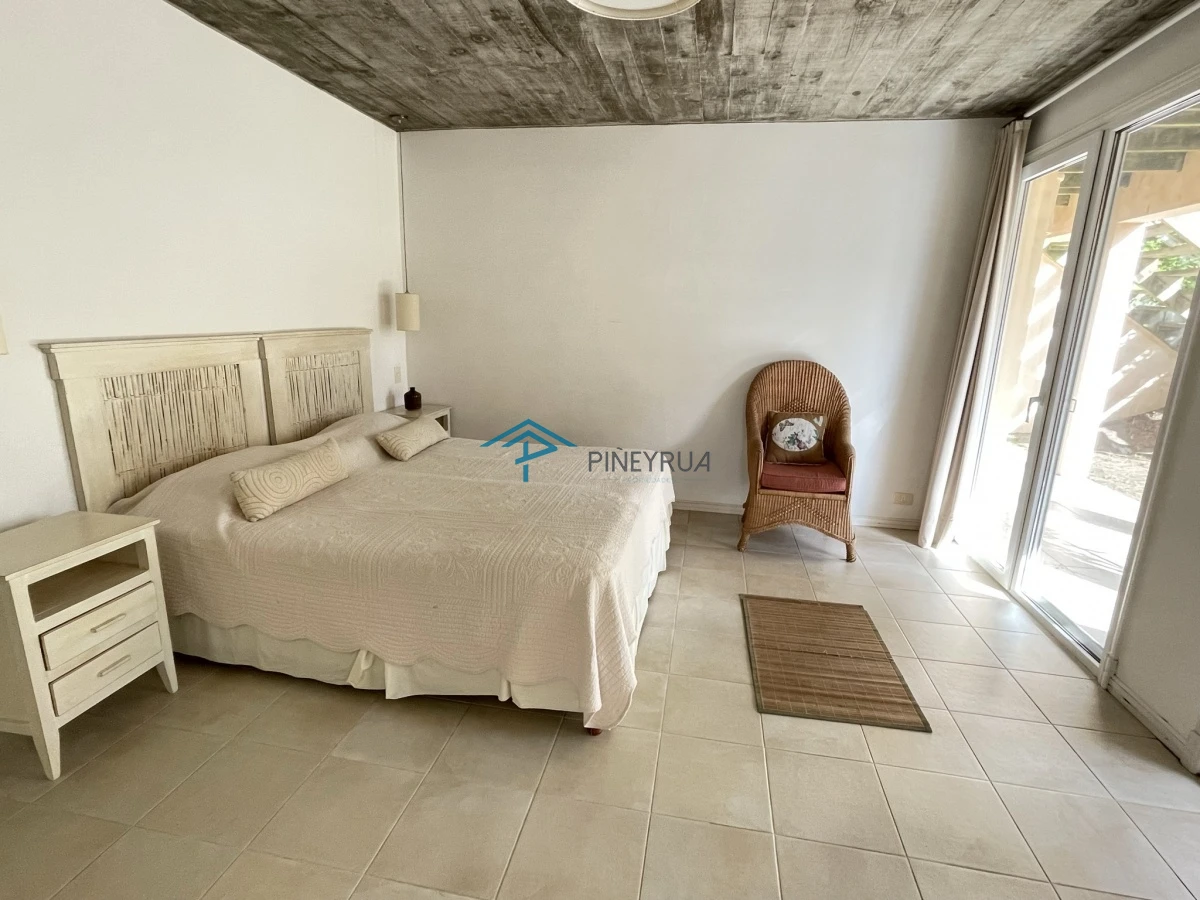 MODERNA PROPIEDAD EN VENTA EN EL CLUB LAGUNA BLANCA 5 DORMITORIOS