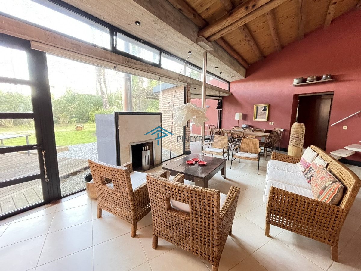 Casa ID.265 - MODERNA PROPIEDAD EN VENTA EN LAGUNA BLANCA 4 DORMITORIOS