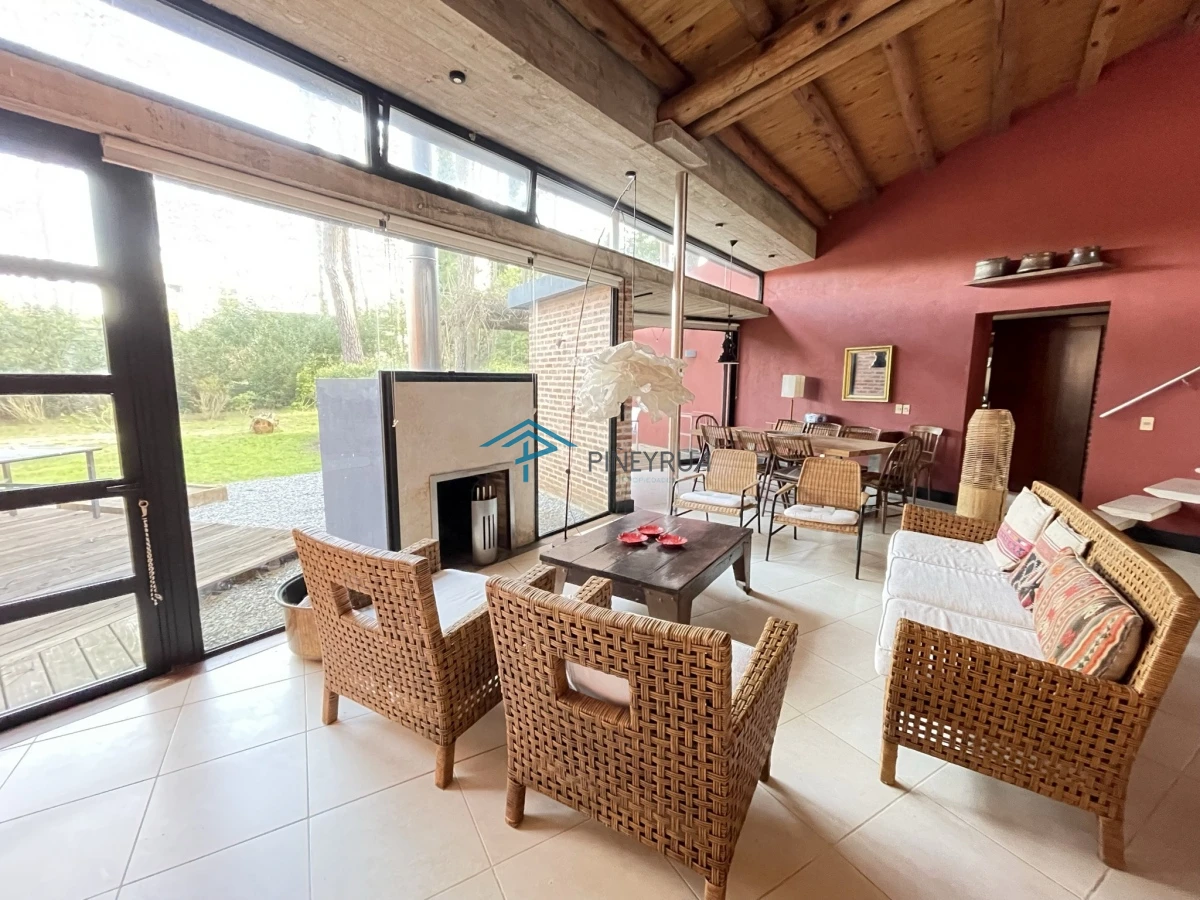 MODERNA PROPIEDAD EN VENTA EN LAGUNA BLANCA 4 DORMITORIOS