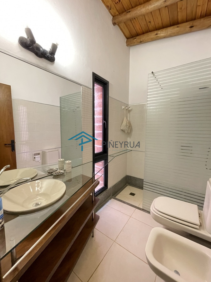 Casa ID.265 - MODERNA PROPIEDAD EN VENTA EN LAGUNA BLANCA 4 DORMITORIOS