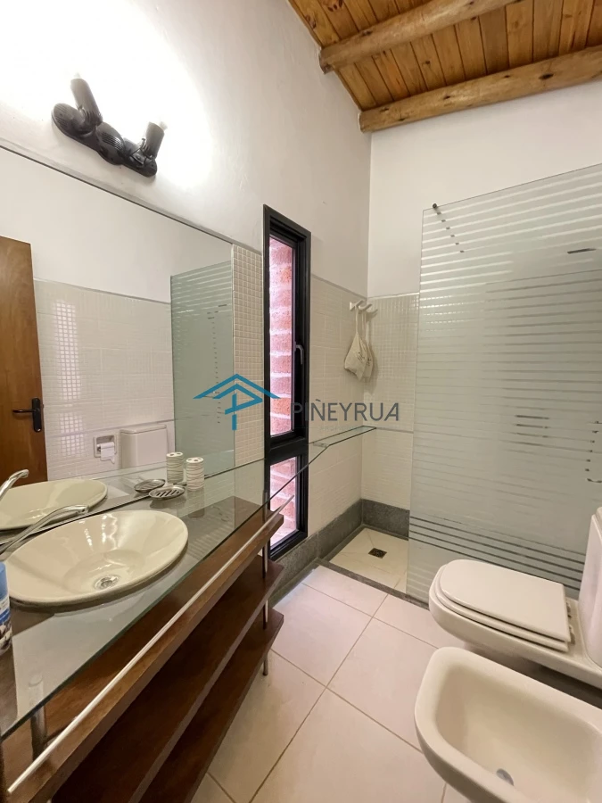 MODERNA PROPIEDAD EN VENTA EN LAGUNA BLANCA 4 DORMITORIOS