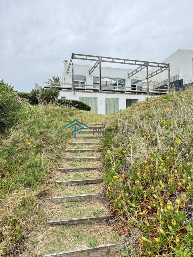 Impresionante casa frente al mar  Herminia La Barra